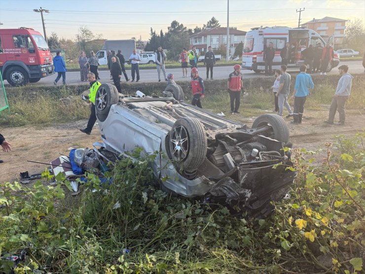 Sakarya'da takla atan otomobildeki 3 kişi yaralandı