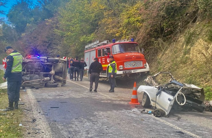 Sinop'ta iki otomobilin çarpışıp birinin ikiye bölündüğü kazada 3 kişi yaralandı