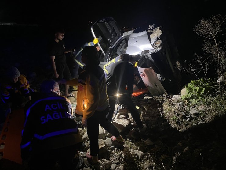 Sinop'ta çay yatağına uçan otomobildeki 2 kişi yaralandı