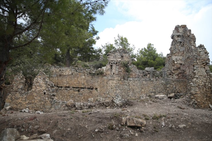 Syedra Antik Kenti'ndeki tiyatro gün yüzüne çıkarılıyor