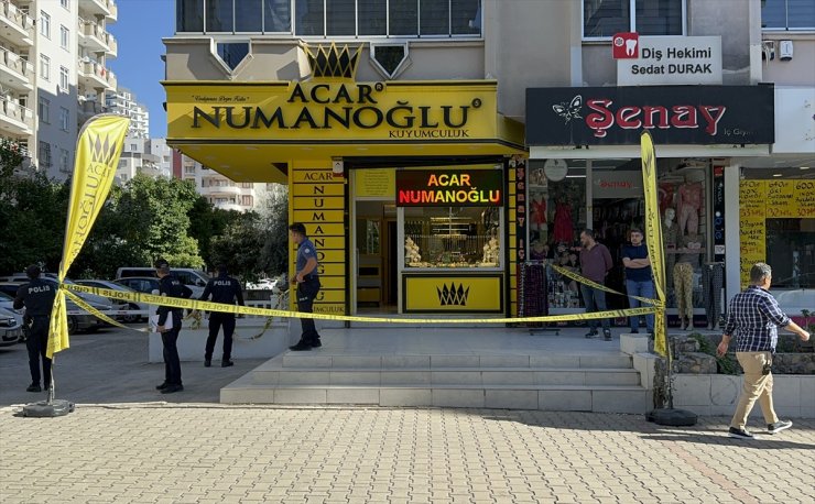 Adana'da kuyumcuyu tabancayla yaralayan zanlılar bir miktar altınla kaçtı