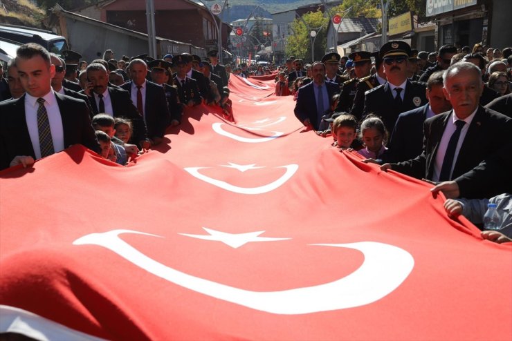 Çukurca'da "Bayrak Yürüyüşü" yapıldı