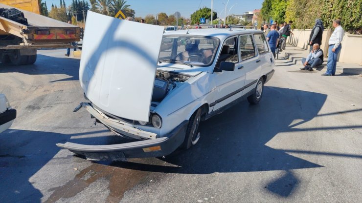 Mersin'de otomobille pikabın çarpıştığı kazada 2 kişi yaralandı