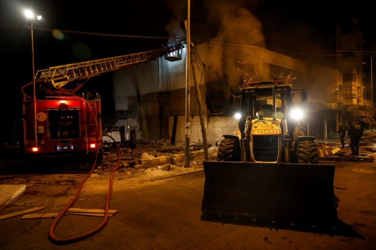 Mersin'de yatak ve baza üretilen atölye yanarak kullanılamaz hale geldi