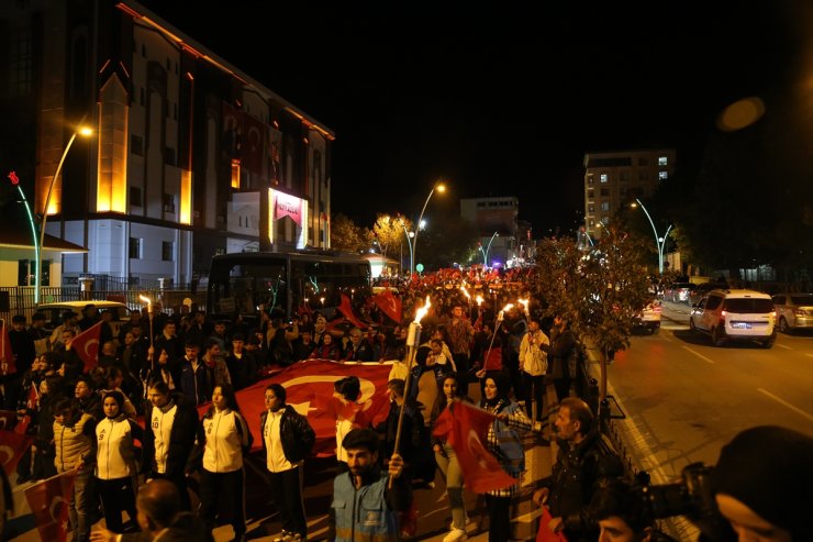 Muş'ta 29 Ekim Cumhuriyet Bayramı dolayısıyla fener alayı düzenlendi