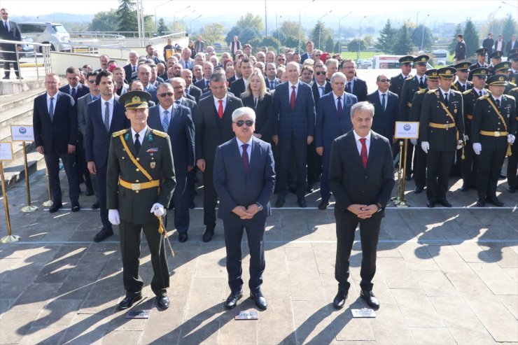 Doğu Marmara ve Batı Karadeniz'de Cumhuriyet Bayramı dolayısıyla çelenk sunma törenleri yapıldı