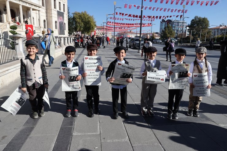 Sivas'ta öğrenciler Cumhuriyet'in ilanını duyuran temsili gazete dağıttı