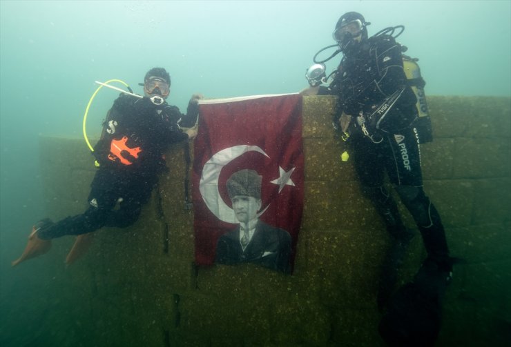 29 Ekim Cumhuriyet Bayramı Van Gölü'nün derinliklerinde kutlandı