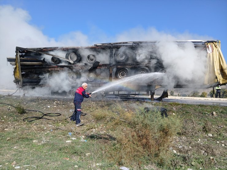 Amasya'da seyir halindeki tırda çıkan yangın hasara neden oldu