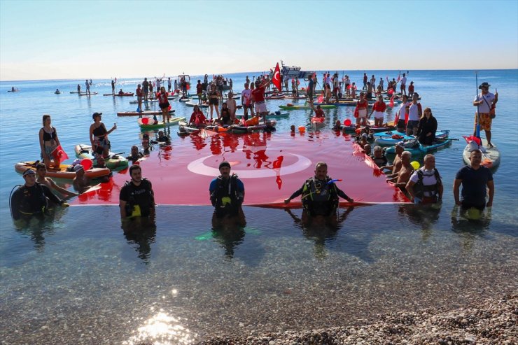 Antalya'da "Cumhuriyet'in 101. yılı" denizde Türk bayrağı açılarak kutlandı