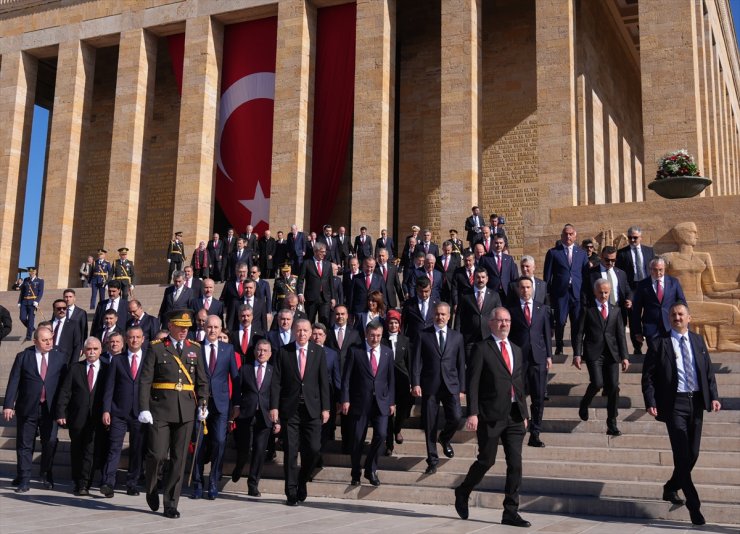 Cumhurbaşkanı Erdoğan başkanlığındaki devlet erkanı Anıtkabir'i ziyaret etti