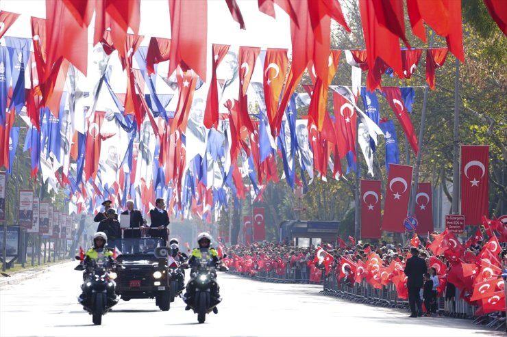 Cumhuriyet'in 101. yıl dönümü dolayısıyla Vatan Caddesi'nde tören düzenlendi