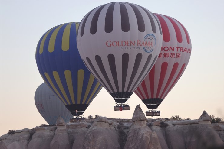 Kapadokya'da balonlar Türk bayraklarını gökyüzünde dalgalandırdı