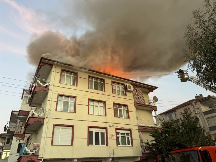 Karaman'da bir binanın çatısında çıkan yangın söndürüldü