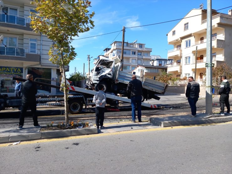 Kayseri'de freni patlayan kamyonun otomobile çarpması sonucu 1 kişi öldü, 6 kişi yaralandı