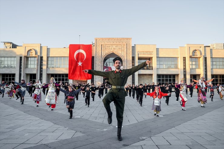 Konya'da Cumhuriyet'in 101. yılı, 101 kişilik zeybek gösterisiyle kutlandı