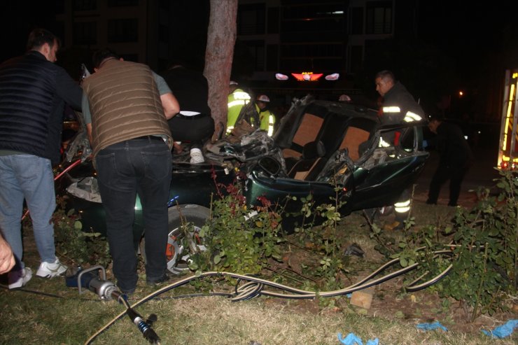 Konya'da refüjdeki ağaca çarpan otomobilin sürücüsü hayatını kaybetti