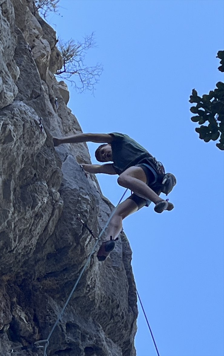 Olimpos'ta kaya tırmanışıyla Cumhuriyet'in 101. yılı kutlandı