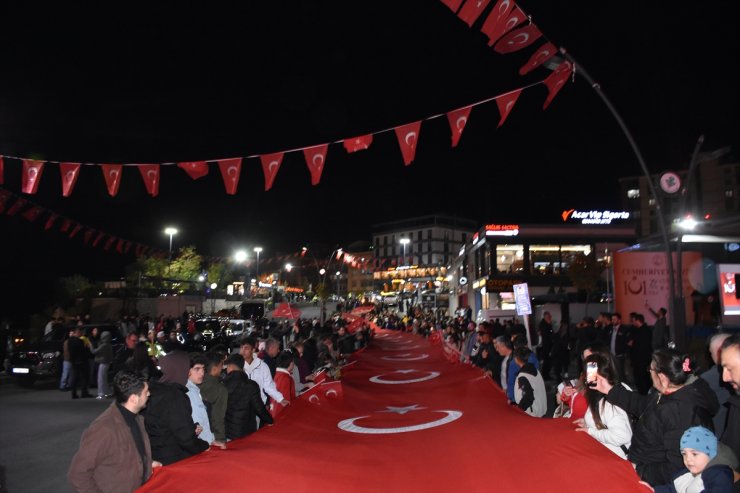 Şırnak'ta 101 metrelik Türk bayrağıyla fener alayı düzenlendi