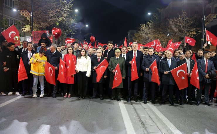 Niğde, Kırşehir ve Sivas'ta Cumhuriyet'in 101. yılı dolayısıyla fener alayı düzenlendi