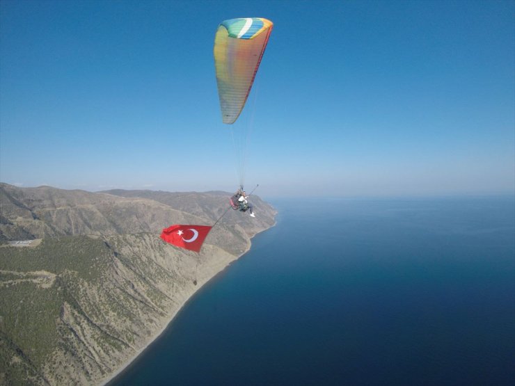 Tekirdağ'da yamaç paraşütçüleri Cumhuriyet Bayramı'nı gökyüzünde kutladı