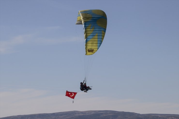 Tunceli'de paraşütçüler gökyüzünde Türk bayrağı açarak Cumhuriyet Bayramı'nı kutladı