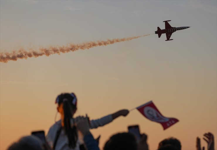 Türk Yıldızları, Cumhuriyet Bayramı dolayısıyla hava gösterisi yaptı