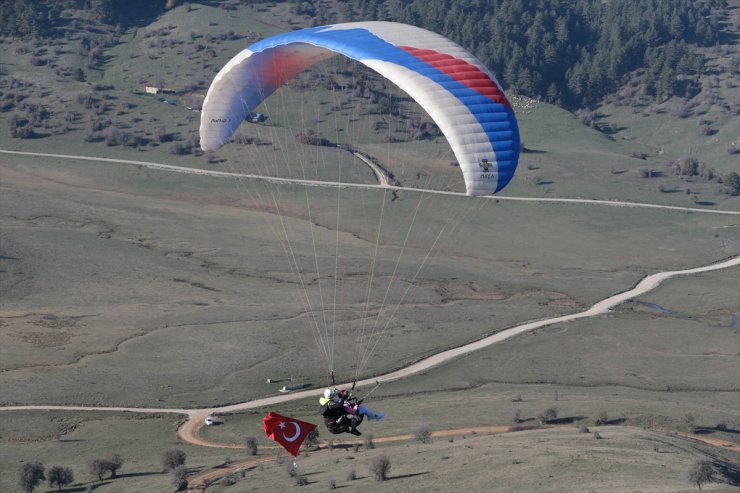 Yamaç paraşütçüleri Cumhuriyet'in 101. yıl dönümünde Abant semalarında süzüldü