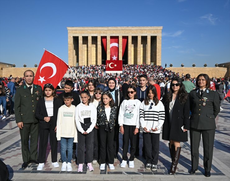 Bakan Güler'in davetiyle Hakkari'den Ankara'ya gelen 10 öğrenci Anıtkabir'i ziyaret etti