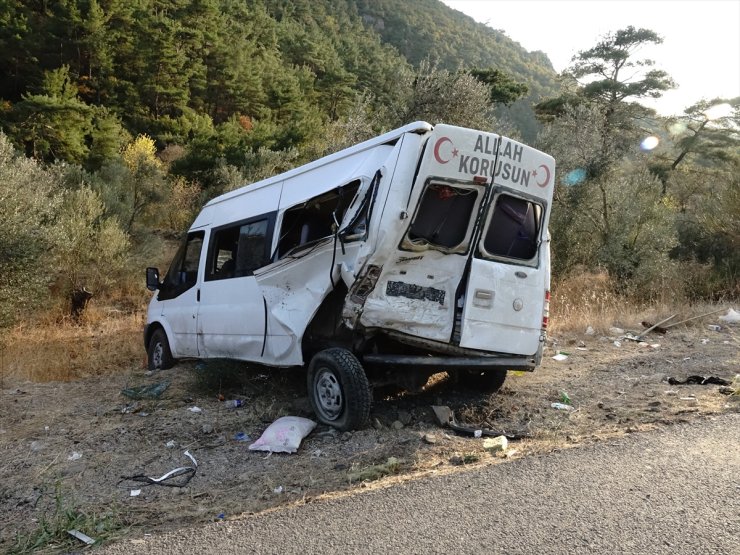 Balıkesir'de zeytin işçilerini taşıyan minibüs ile panelvanın karıştığı kazada 15 kişi yaralandı