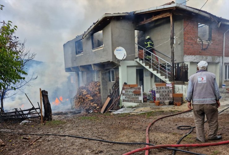 Bursa'da çıkan yangında 2 ev ile 1 samanlık zarar gördü