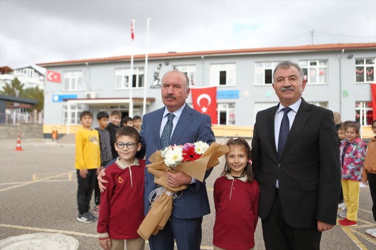 Çorum'da "Şehidimizden Kardeşine Hediye Var Projesi" kapsamında eğitim seti dağıtıldı