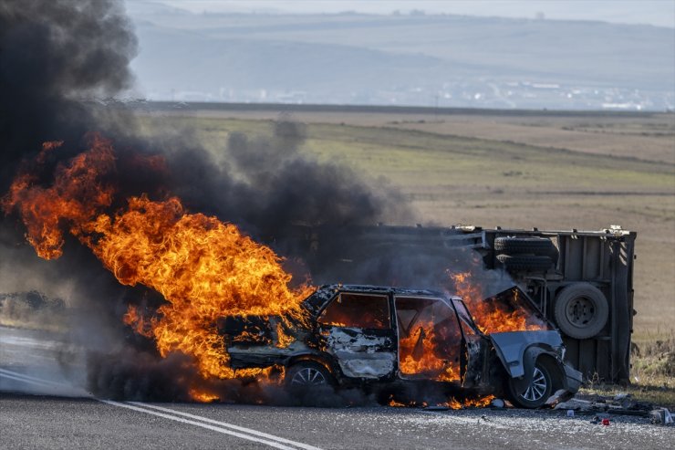 Kars'ta kamyonetle çarpışıp alev alan otomobilin sürücüsünü vatandaşlar kurtardı