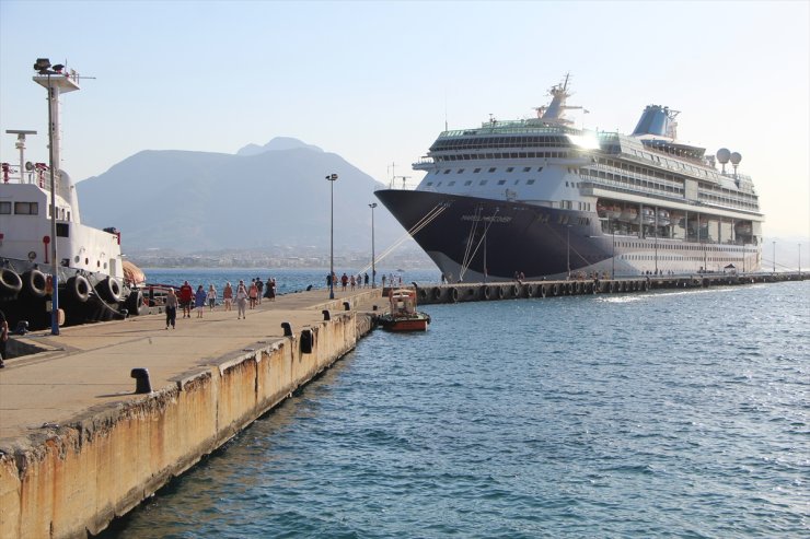 Bahama bayraklı kruvaziyer "Marella Discovery" Alanya Limanı'na demirledi