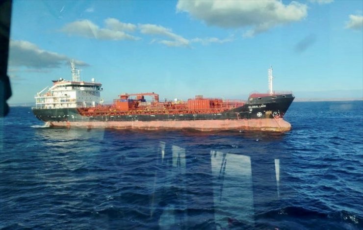 Çanakkale Boğazı'nda arızalanan tanker güvenli bölgeye demirletildi