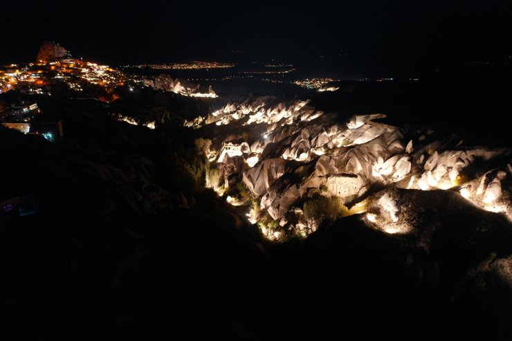 Kapadokya'nın peribacalarıyla kaplı vadisi "Güvercinlik" gece de turist çekecek