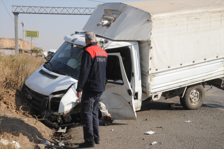 Şırnak'ta tır ile kamyonetin çarpışması sonucu 4 kişi yaralandı