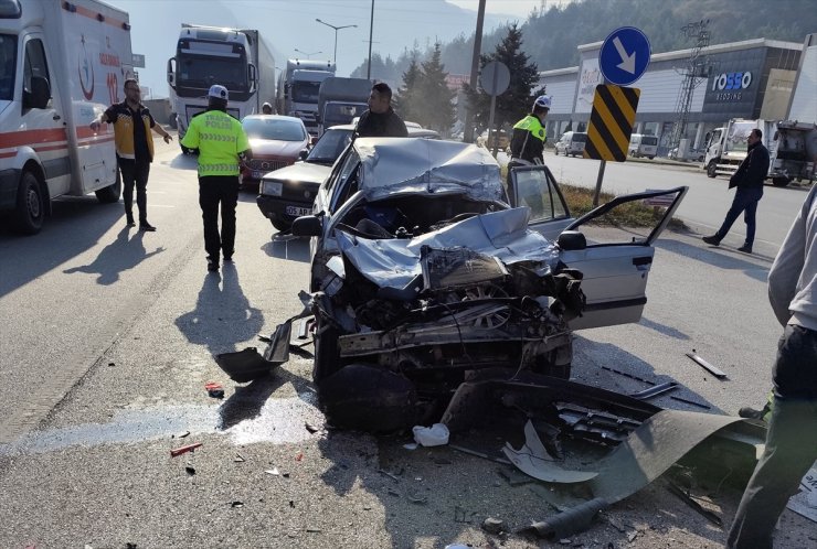 Amasya'da 2 kişinin yaralandığı trafik kazası güvenlik kamerasına yansıdı