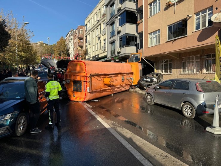 GÜNCELLEME - Bayrampaşa'da İBB'ye ait yol bakım aracının 8 araca çarptığı kazada 3 kişi yaralandı