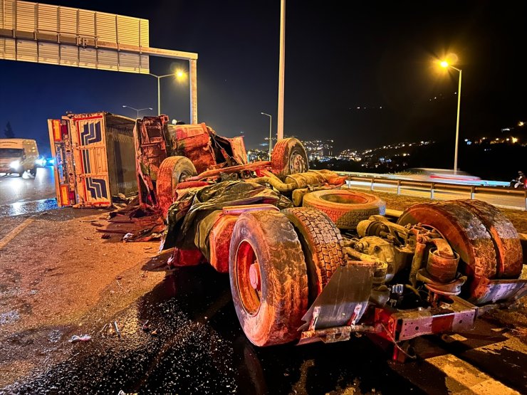 Hatay'da otomobil taşıyan tırın devrilmesi sonucu sürücü yaralandı