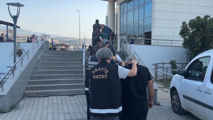 Hatay'da trafik ve asayiş uygulama noktalarını paylaştıkları suçlamasıyla 13 kişi yakalandı