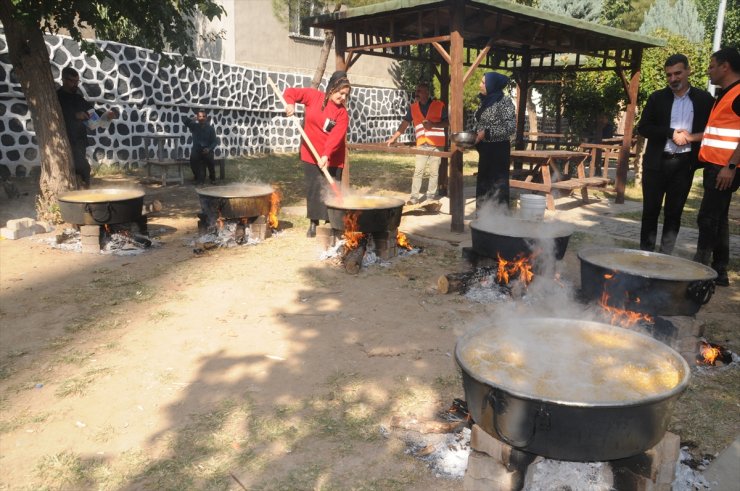 Şırnak'taki etkinlikte kazanlarda buğdayla hazırlanan yemek vatandaşlara ikram edildi