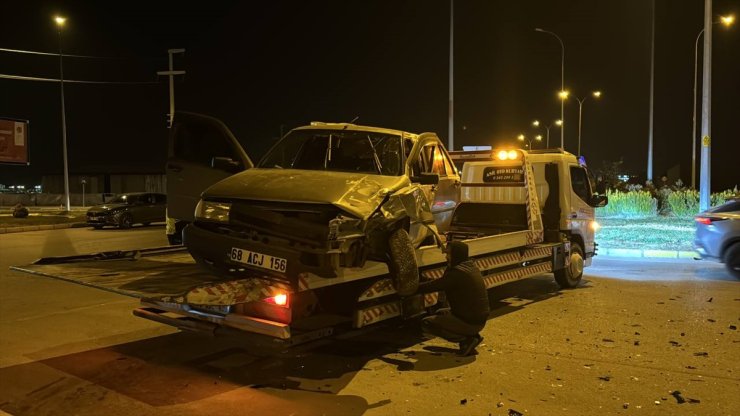 Aksaray'da iki otomobilin çarpıştığı kazada 7 kişi yaralandı