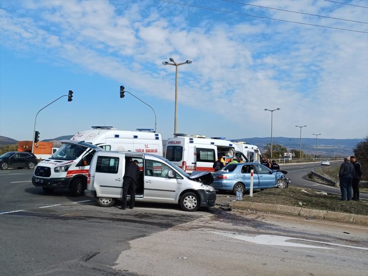 Bolu'da otomobil ile hafif ticari aracın çarpıştığı kazada 8 kişi yaralandı