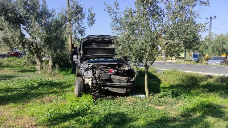 Bursa'da hafif ticari araçla kamyonetin çarpışması sonucu 5 kişi yaralandı