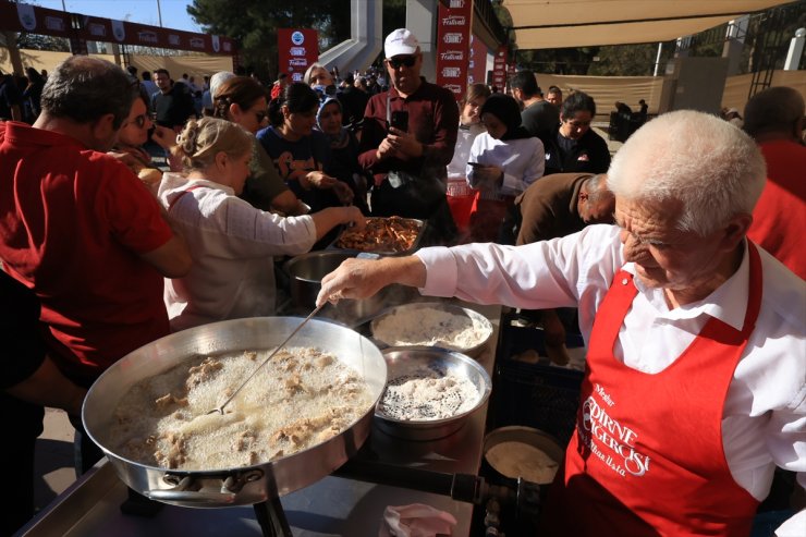 Edirne'deki festivalde meşhur tava ciğerini tatmak isteyenler kuyruk oluşturdu