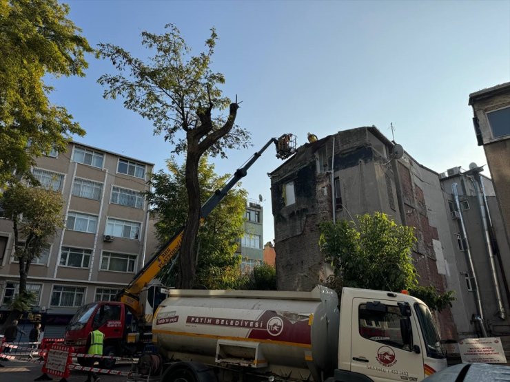 Fatih'te çöken binanın yanındaki zarar gören tarihi yapı yıkılıyor