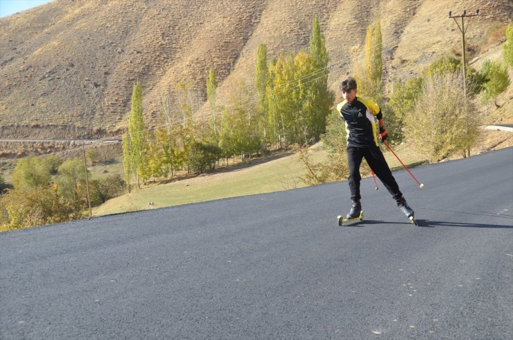 Hakkari'de sıcak asfalt dökülen köy yolu, sporcuların antrenman alanı oldu