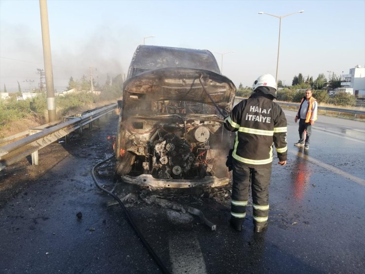 Hatay'da seyir halindeki minibüste çıkan yangın söndürüldü