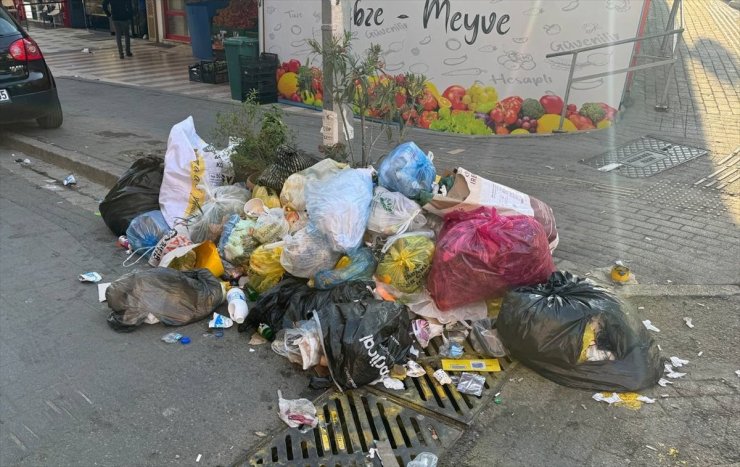 Kartal'da işçilerin grevi nedeniyle çöp yığınları oluştu